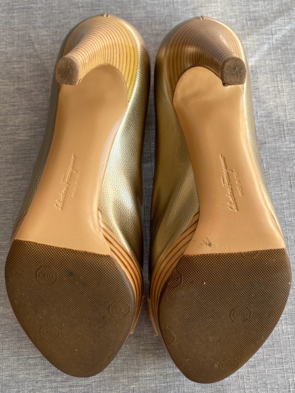 🇮🇹 Salvatore Ferragamo|Gold Leather Vara Bow Peep Toe Pumps - Picture 5 of 16
